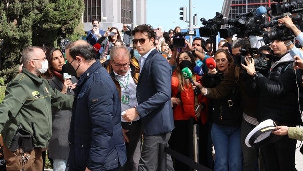 Medina se defiende ante el juez: «Los guantes eran los estipulados, otra cosa son las expectativas del ayuntamiento»
