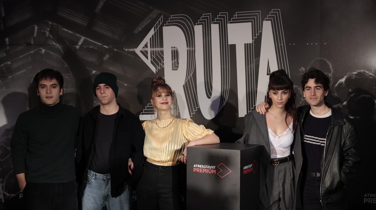 Los cinco protagonistas de 'La Ruta' posan durante el rodaje en la discoteca Spook