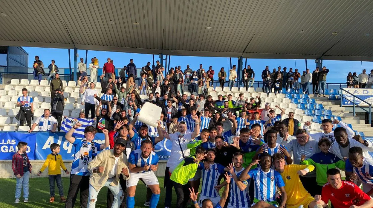 El filial del Talavera celebra en El Prado su victoria por 5-0 sobre el Cazalegas