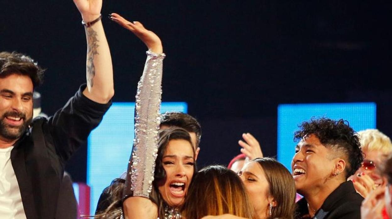 La cantante Chanel celebrando su victoria en el Benidorm Fest y su candidatura al Festival de Eurovisión