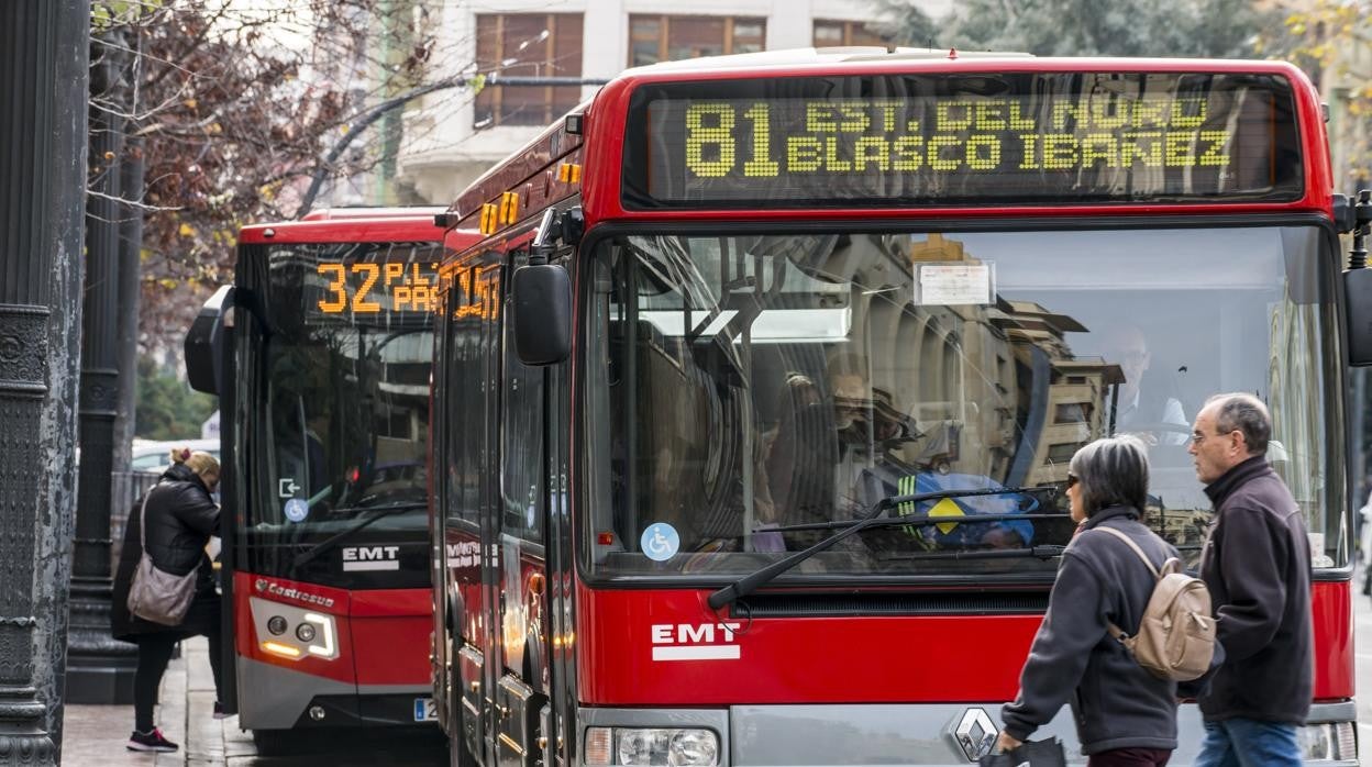 Una imagen de archivo de dos autobuses de la EMT de Valencia