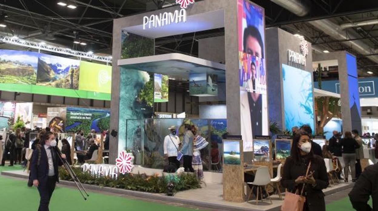 Varios visitantes pasan por delante del 'stand' de Panamá en Fitur, celebrado a principios de año