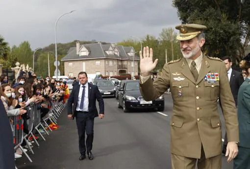 Felipe VI, este martes en una visita a un puesto de la Guardia Cicvil en Sarria (Lugo)