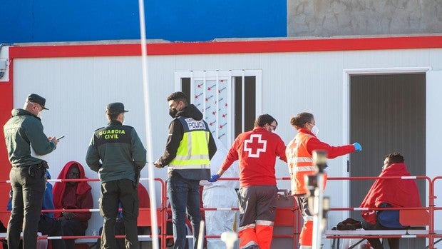 Rescatados 56 inmigrantes en riesgo de volcar a 107 kilómetros de Fuerteventura