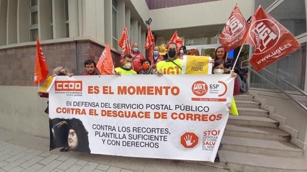 Los sindicatos se encierran en la oficina de Correos en Albacete para protestar por el «desguace» del servicio