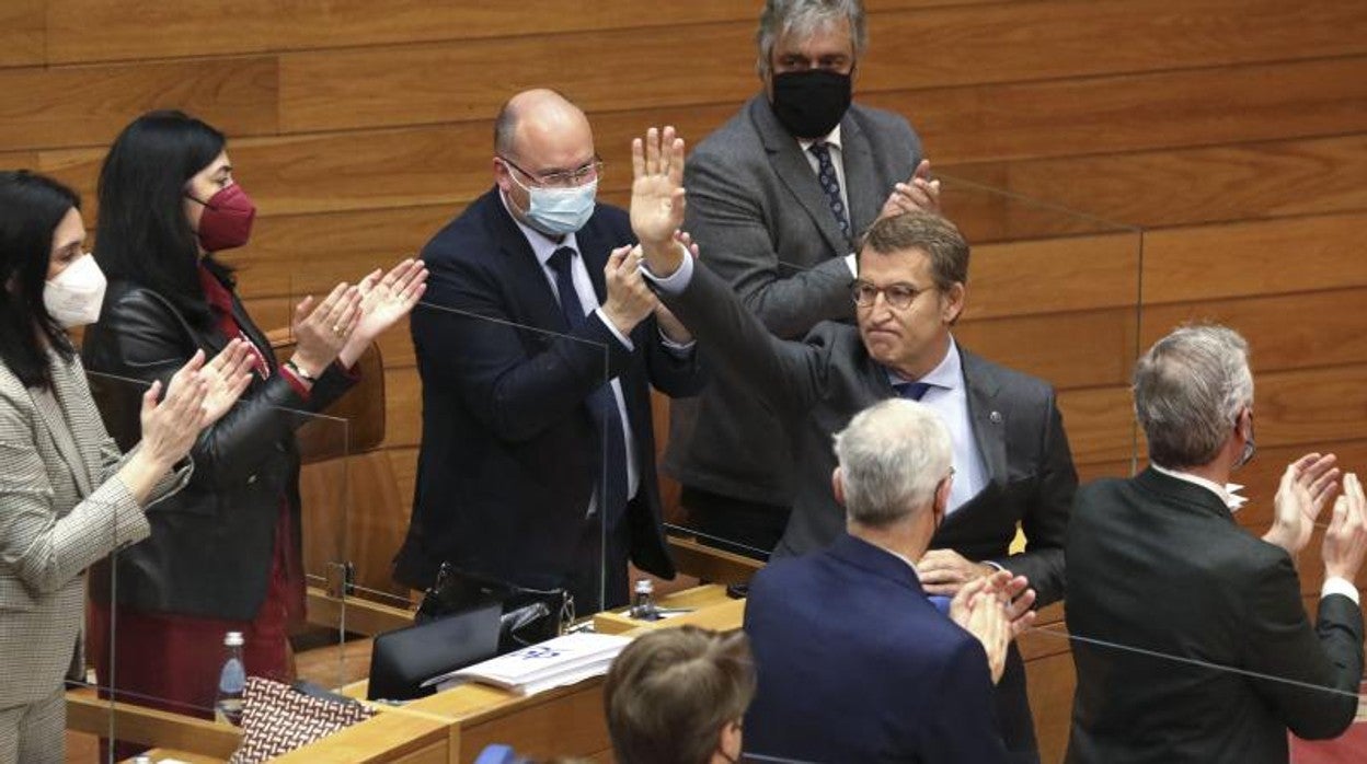 El presidente del PP, Alberto Núñez Feijóo, en su despedida hoy en el Parlamento gallego