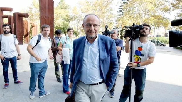 Mordidas millonarias por corromper a cargos del PSOE críticos con el PP: así operaba la trama que hizo caer al subdelegado del Gobierno en Valencia