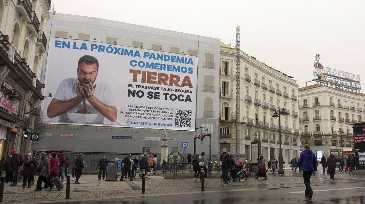 Cartel que el Sindicato Central de Regantes del Acueducto Tajo-Segura instaló en la Puerta del Sol de Madrid