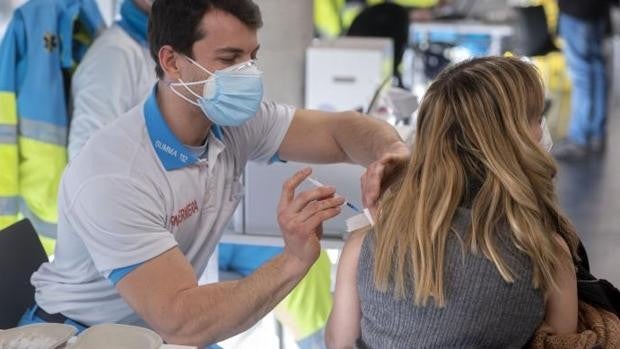 La Policía detiene a cuatro sanitarios por la trama de los 2.200 falsos vacunados contra el Covid