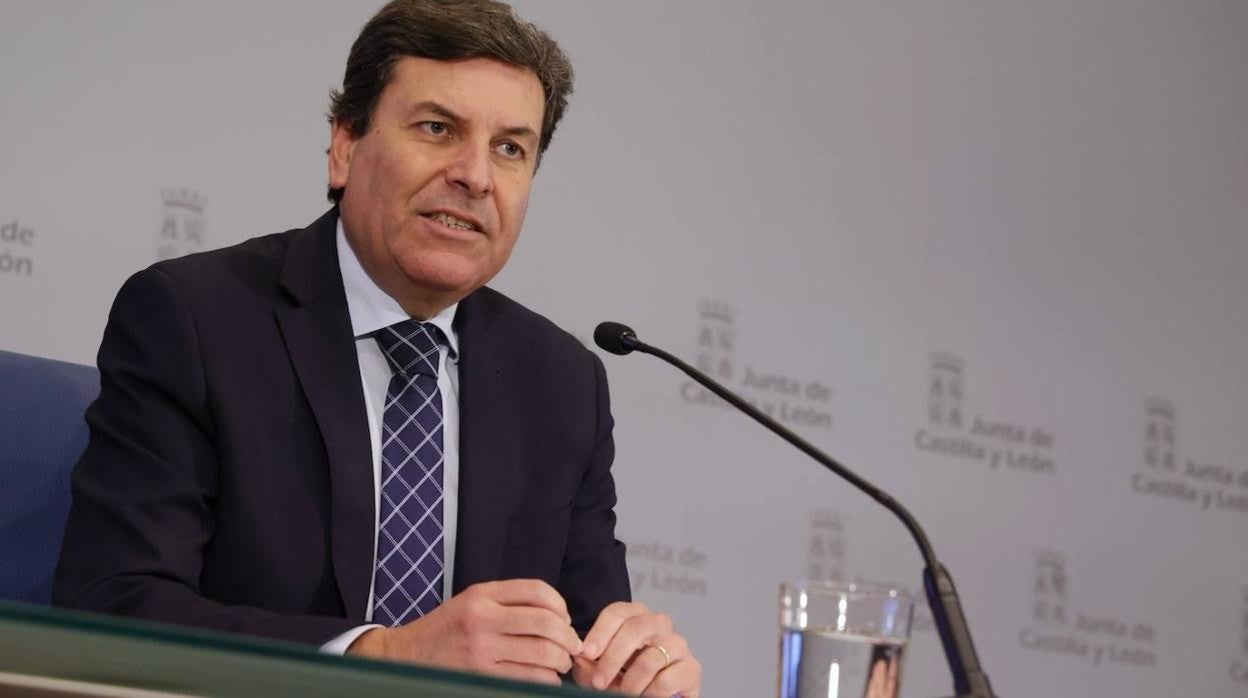 El consejero de Economía y Hacienda y portavoz, Carlos Fernández Carriedo, comparece en rueda de prensa posterior al Consejo de Gobierno