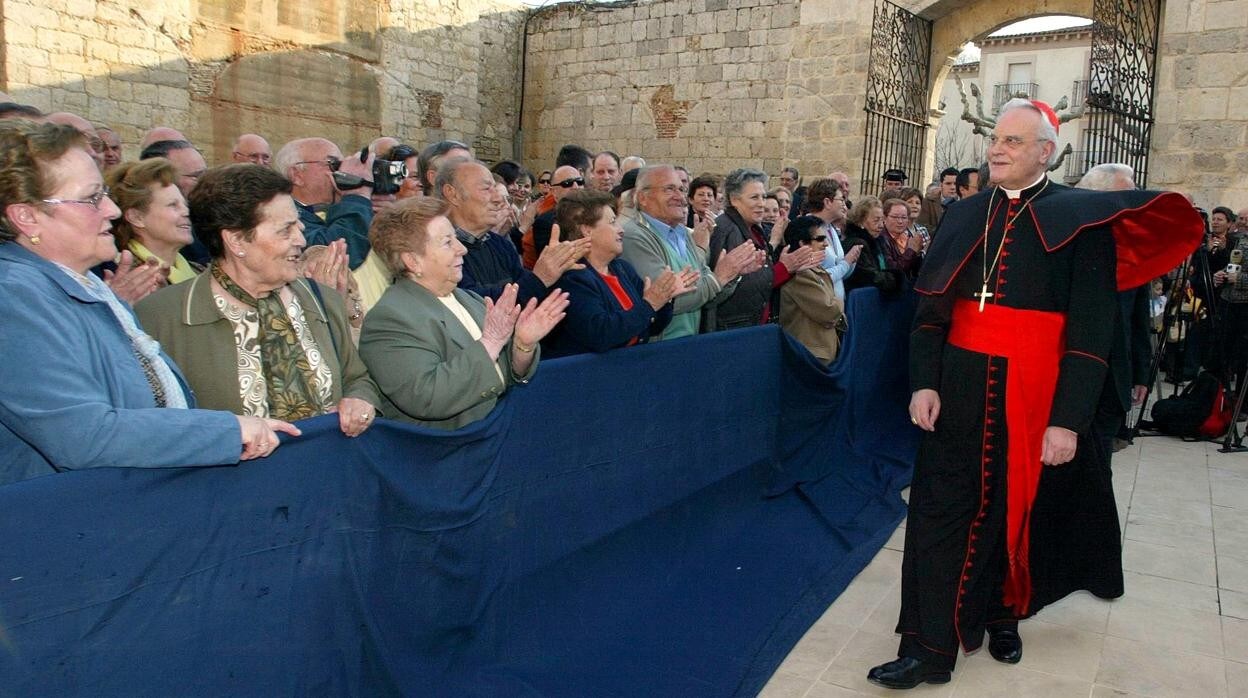 El cardenal arzobispo Carlos Amigo, el día que se inauguró la escultura dedicada a él en el Museo de San Francisco de Medina de Rioseco