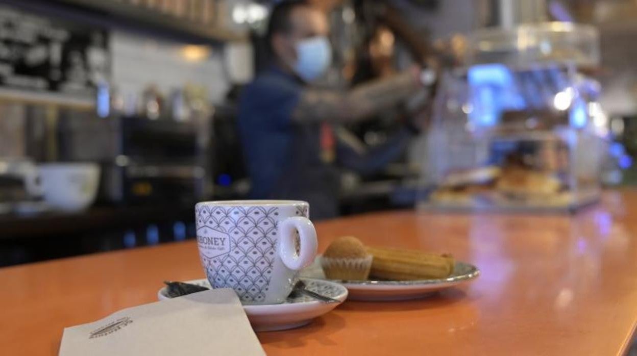 Un camarero en un bar de La Coruña E.P.