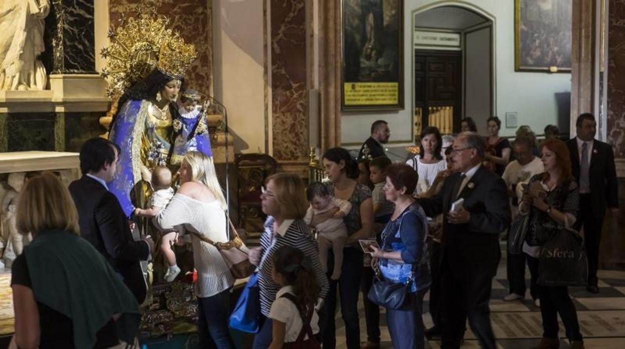 Imagen de archivo del Besamanos de la Virgen de los Desamparados en Valencia