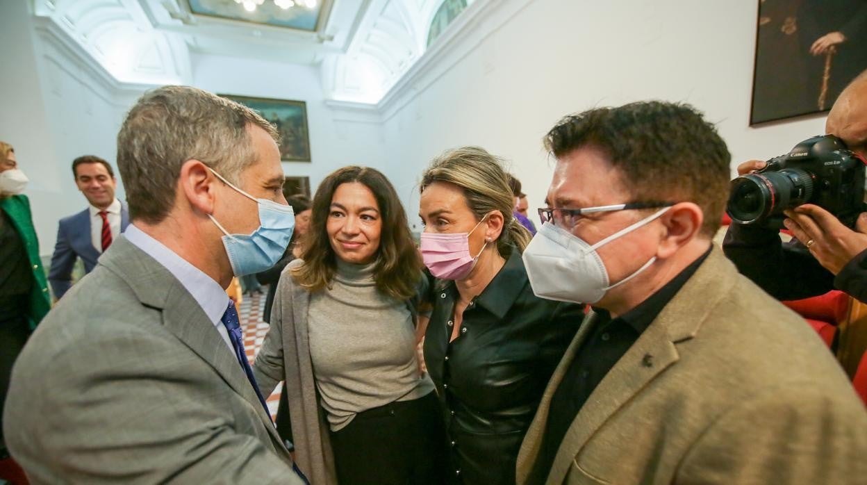 Esteban Paños y Teo García se saludan, ante la atenta mirada de Milagros Tolón y Claudia Alonso