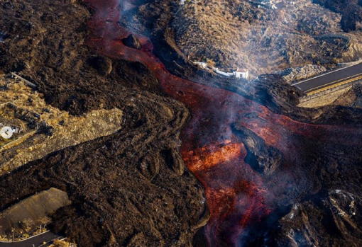 La lava atraviesa una carretera en La Palma