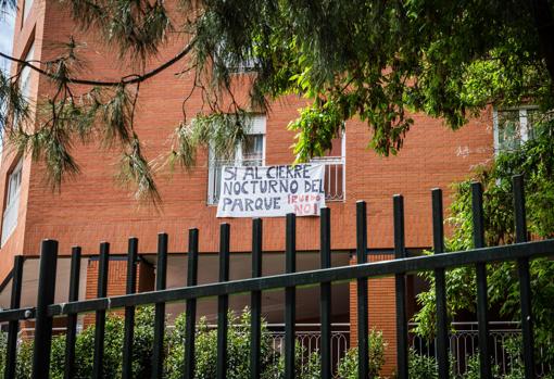 Una de las pancartas colgadas por los vecinos afectados