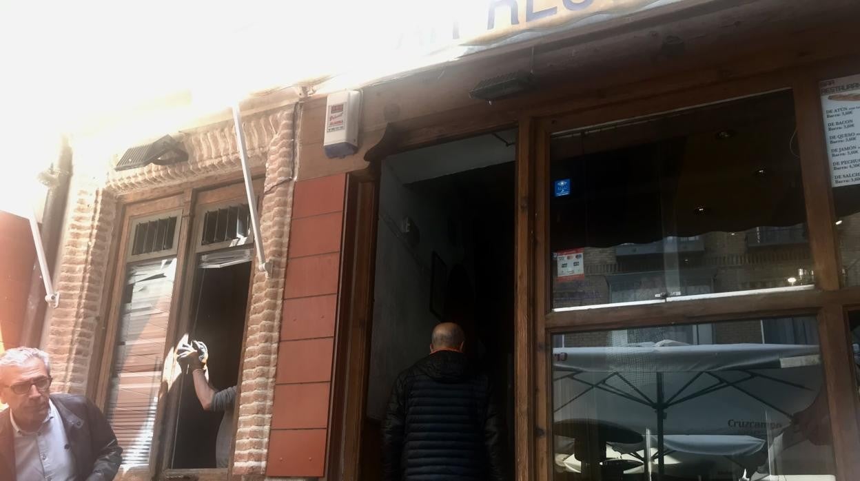 A la izquierda, puerta dell bar Plaza por la que entraron los ladrones