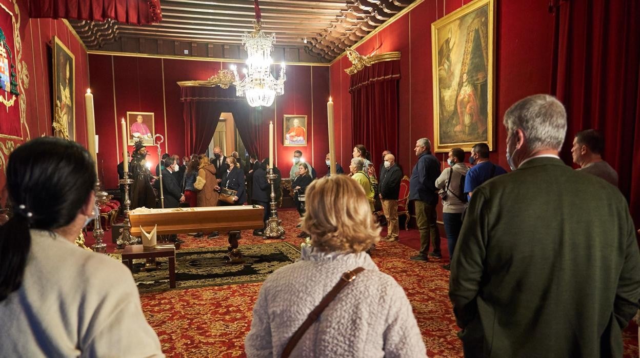 Capilla ardiente instalada en el Salón del Trono del Arzobispado de Sevilla