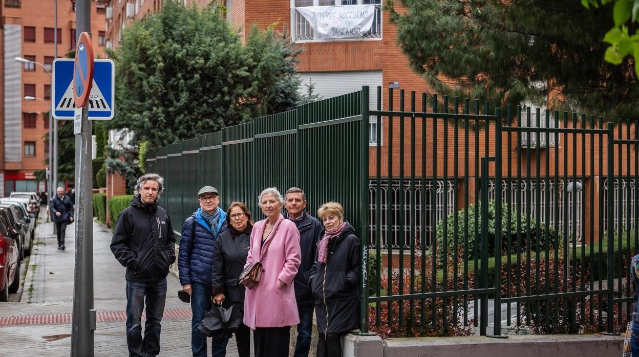 Algunos de los afectados por los botellones, junto a la extensión del parque de la Chimenea