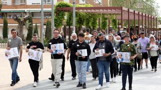 Decenas de personas muestran su dolor en el Polígono a seis meses del asesinato del joven Loren