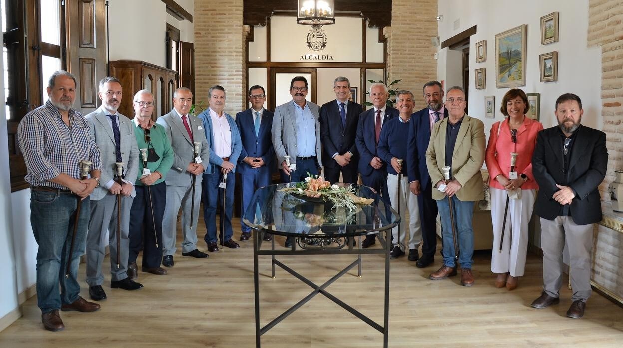 Gutiérrez con los 12 presidentes que ha tenido la Mancomunidad de la Sagra Baja en 50 años