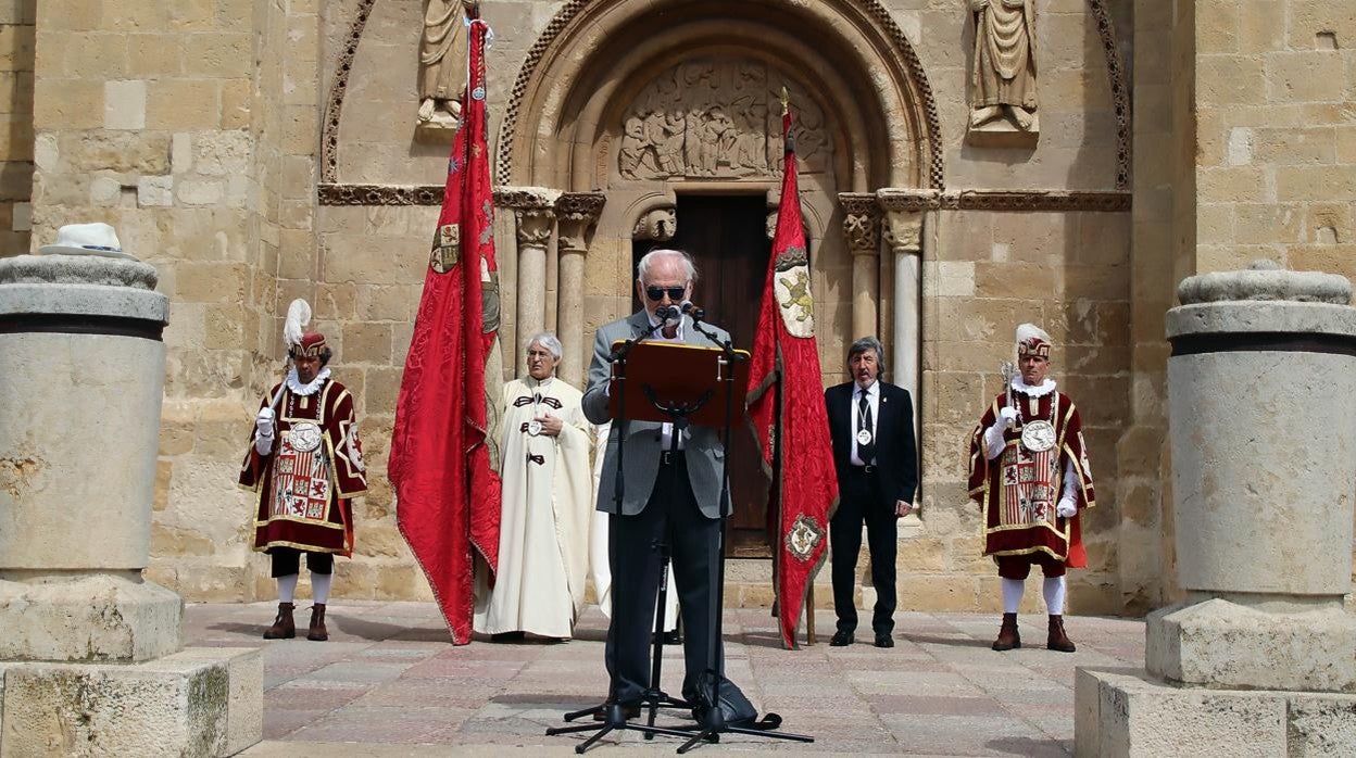 El escritor Juan Pedro Aparicio, durante la lectura de los Decreta