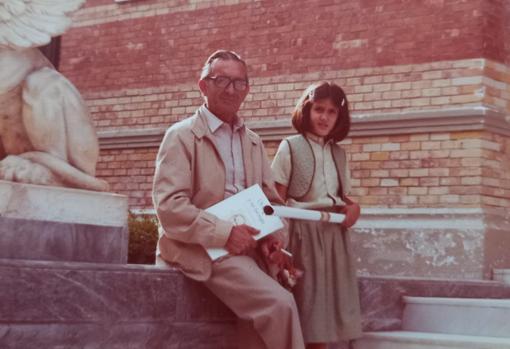 Con su abuelo, el librero Pepe Berchi en El Retiro