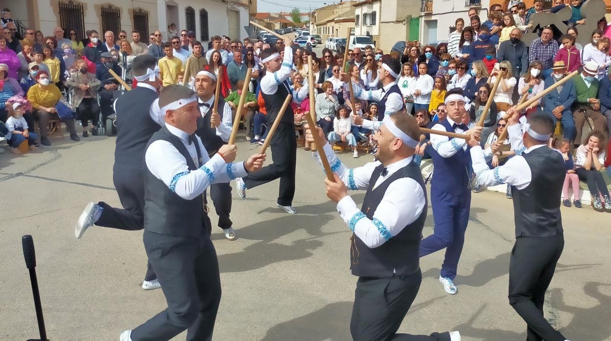 Ejecución de danzas en la ermita de la Virgen