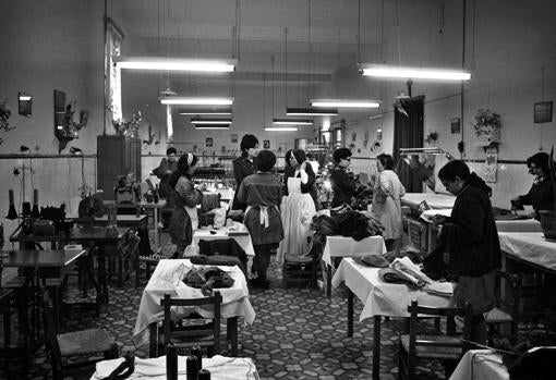 Las presas trabajan en los talleres de costura, en 1970
