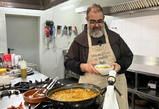 El Fray Ángel Ramón en su cocina mientras prepara gazpacho manchego