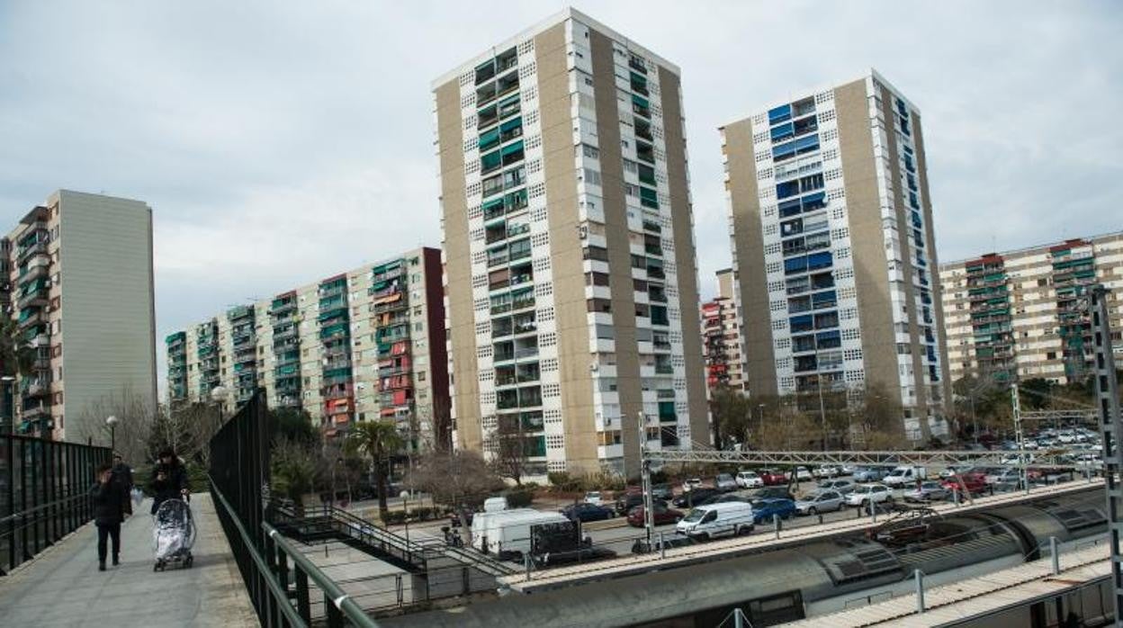 Un policía evita que una mujer se suicide arrojándose a las vías del tren en Cubelles (Barcelona)