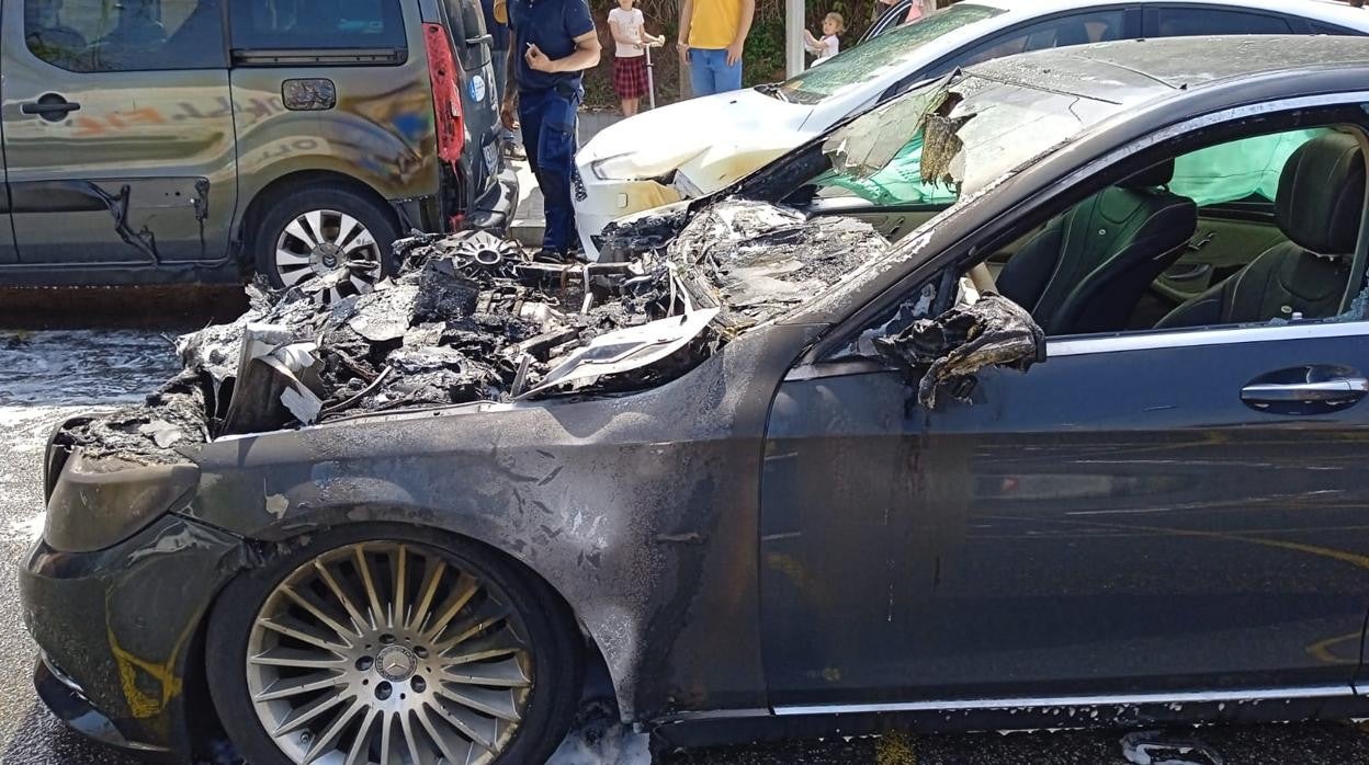 Así quedó el coche de Bou tras el incendio