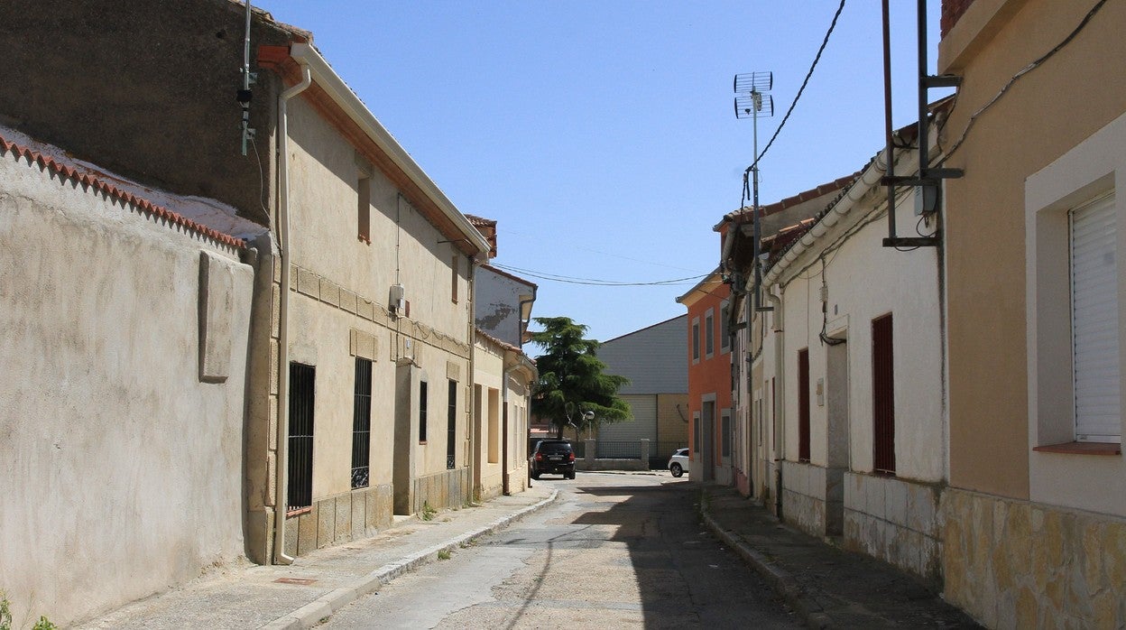La casa de los padres de Ayuso donde se refugia tras salir de prisión. Al lado, entrada al pueblo