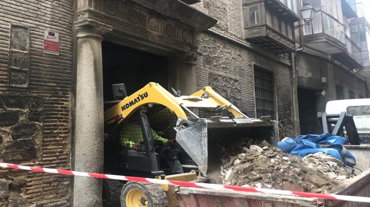 Retirada de escombros del número 16 de la calle de la Plata, que forma parte del hotel