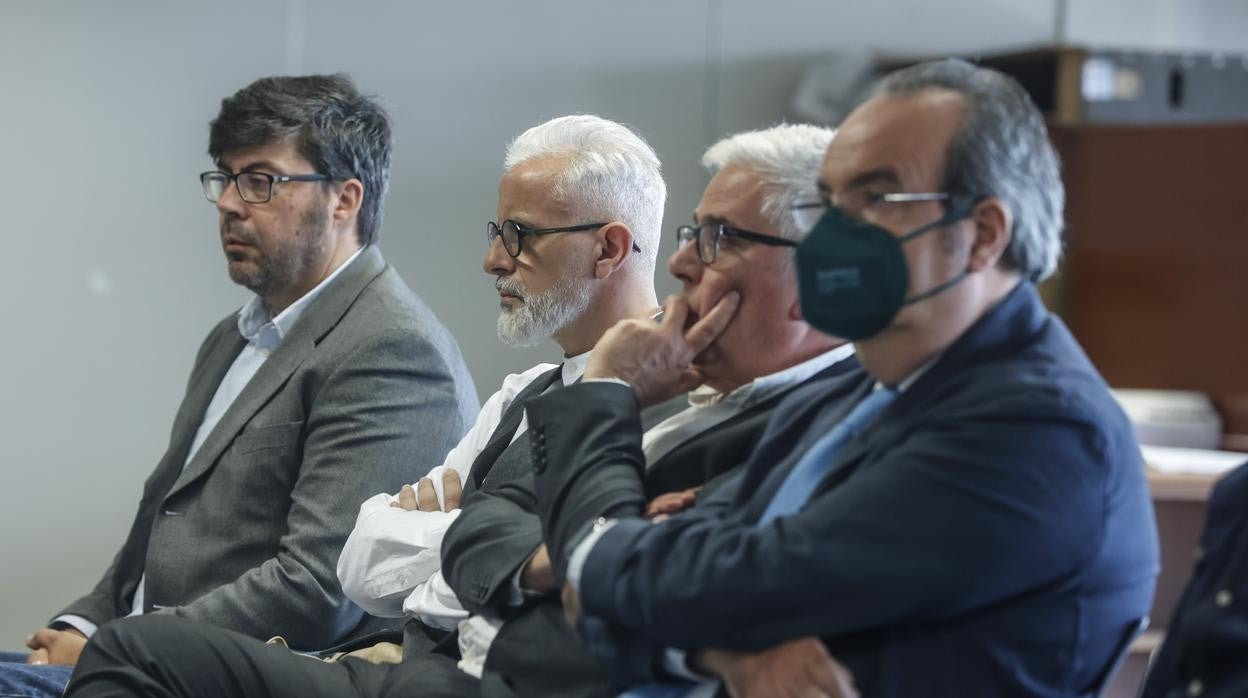 Imagen de los acusados durante la primera sesión del juicio en la Audiencia de Valencia