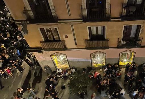 Macrobotellón por el Dos de Mayo: fin de semana de desfase de alcohol en Malasaña, ante el hartazgo de los vecinos