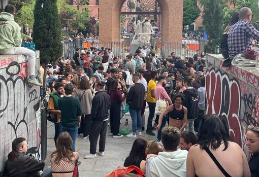 Macrobotellón por el Dos de Mayo: fin de semana de desfase de alcohol en Malasaña, ante el hartazgo de los vecinos