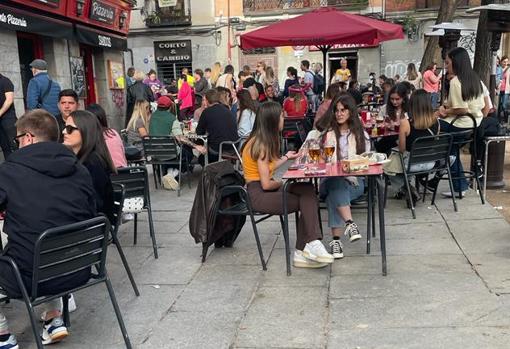 Macrobotellón por el Dos de Mayo: fin de semana de desfase de alcohol en Malasaña, ante el hartazgo de los vecinos