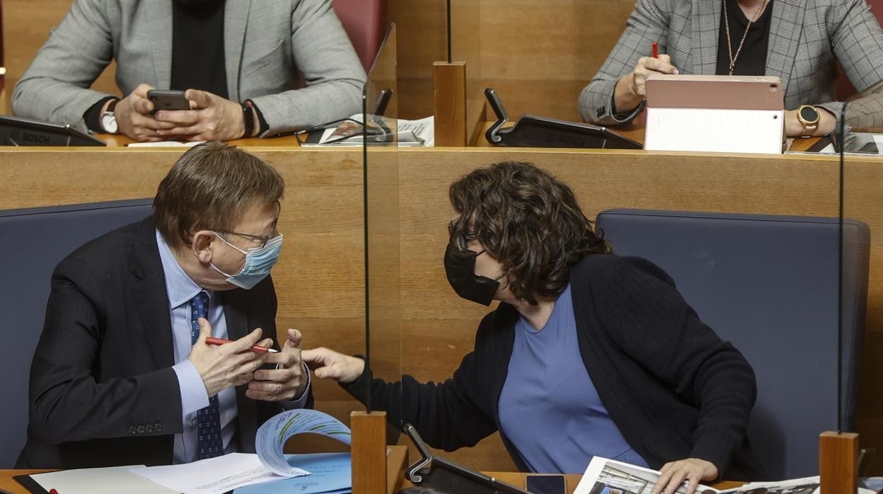 Imagen de archivo del presidente de la Generalitat, Ximo Puig (PSPV), y la vicepresidenta Mónica Oltra (Compromís) en las Cortes Valencianas