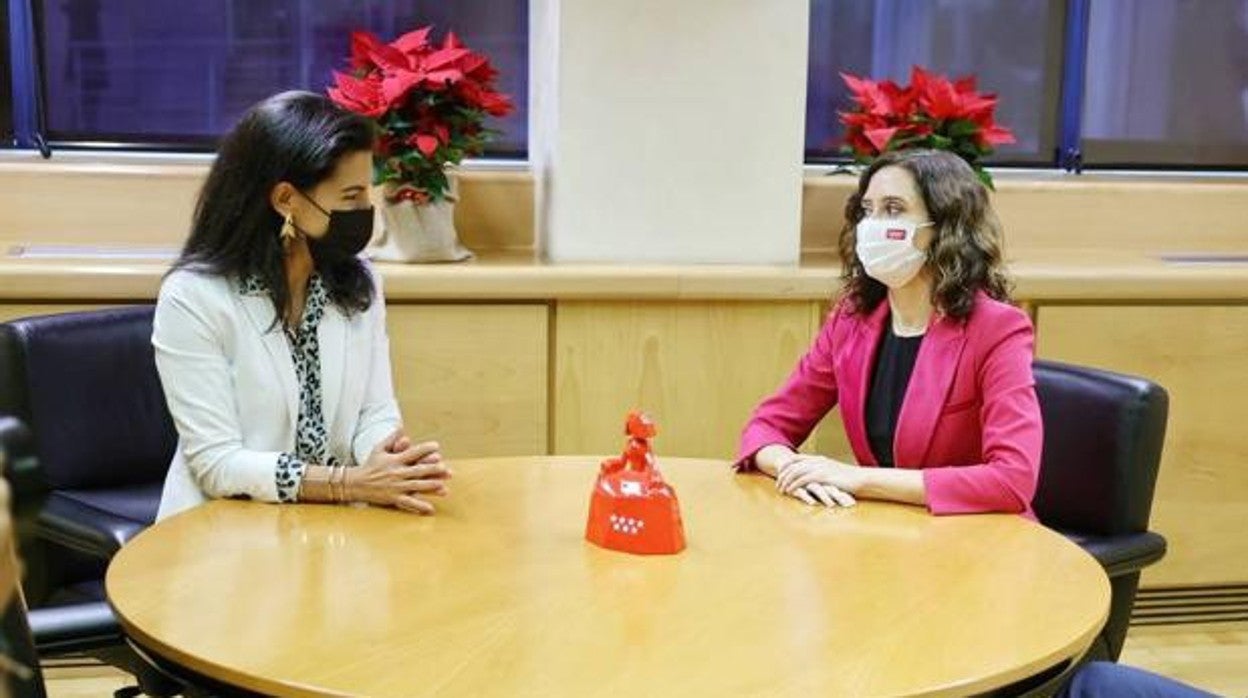 Rocío Monasterio, portavoz de Vox, con Isabel Díaz Ayuso, presidenta de la Comunidad de Madrid