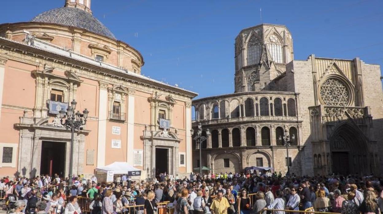 Imagen de archivo de cientos de personas esperando para participar en el Besamanos de la Virgen de los Desamparados en Valencia