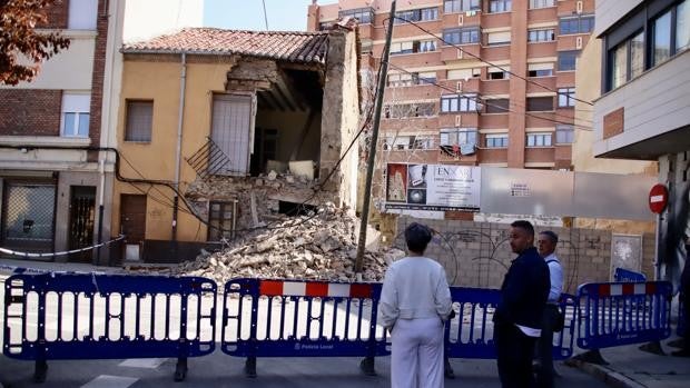 Aparatoso derrumbe de un edificio en la plaza Caño de Santa Ana de León