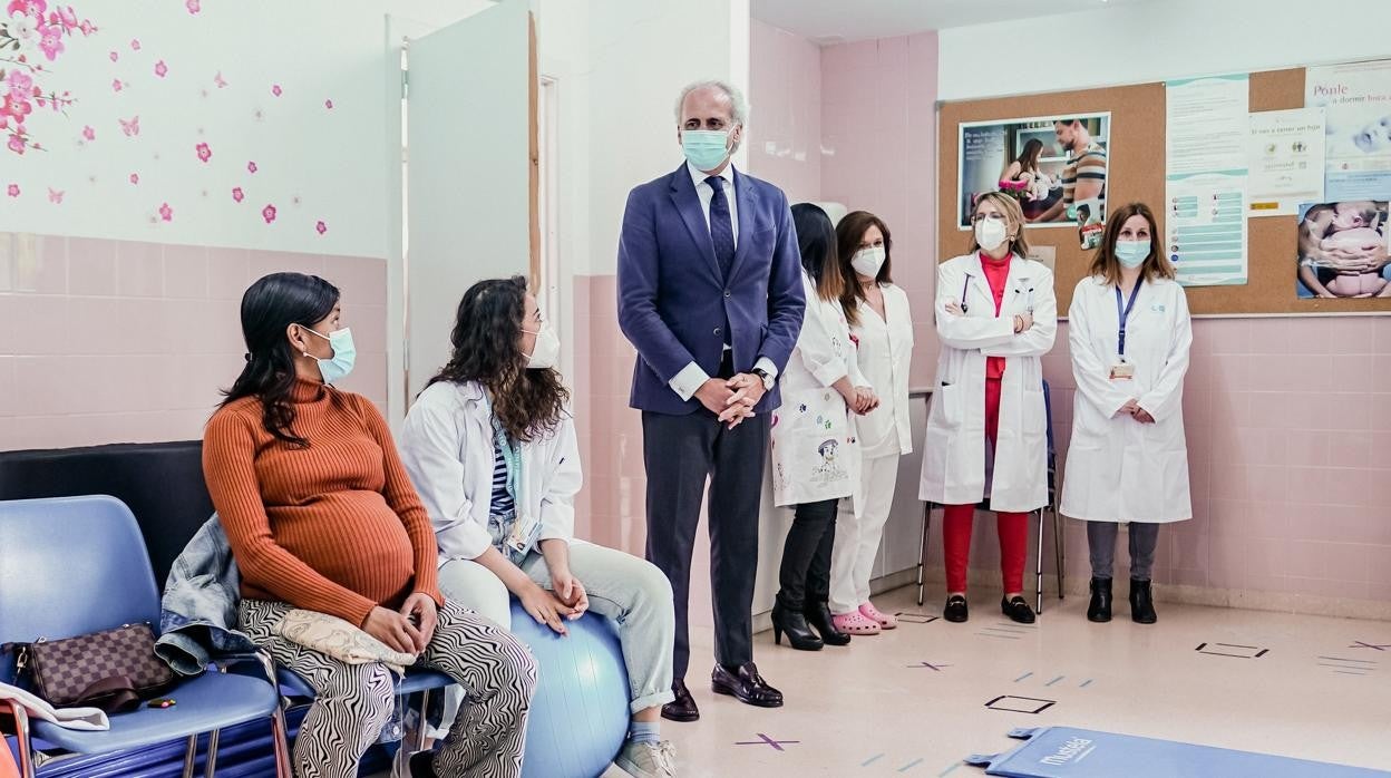 El consejero Enrique Ruiz Escudero, en la clase de preparación al parto del Centro de Salud Los Cármenes