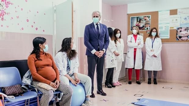Madrid fija un mínimo de diez consultas médicas para los embarazos sin riesgo