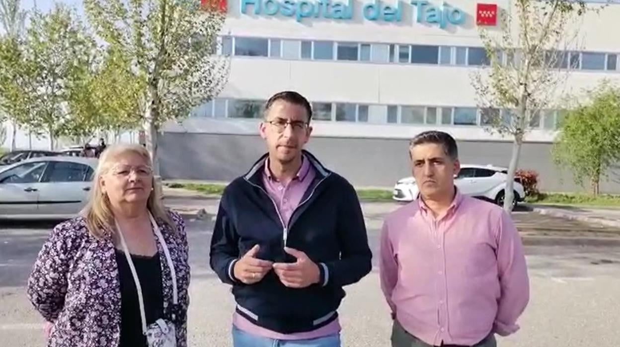 De Hita, con dos compañeros, ante el hospital de Aranjuez