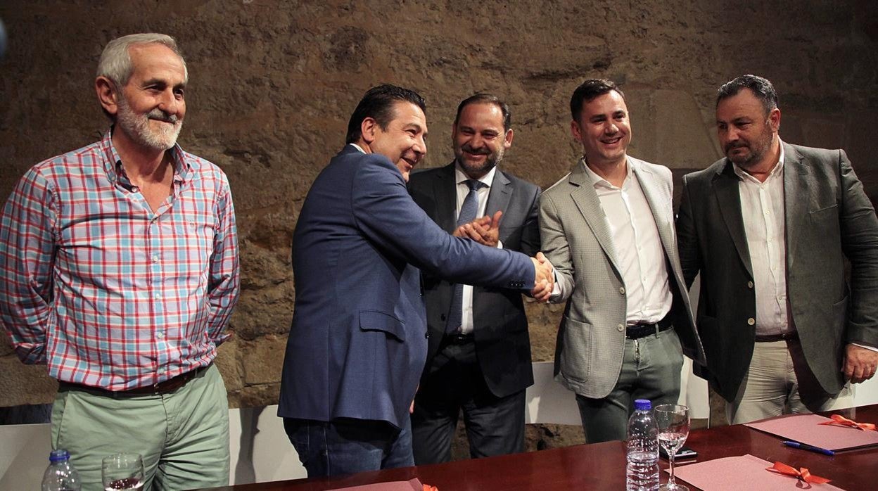 Santos estrecha la mano de Cendón en presencia de Ábalos y Morán tras la firma del acuerdo entre PSOE y UPL para la Diputación