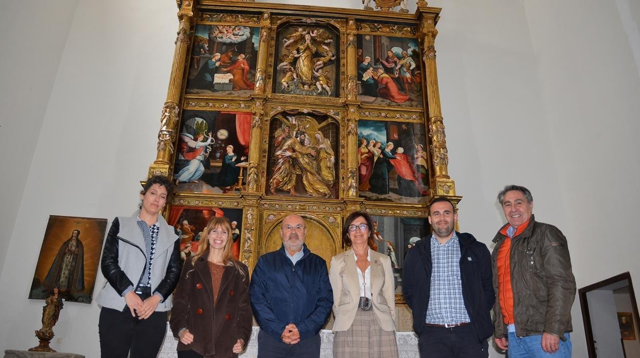 Morcillo, Gómez y los restauradores durante la presentación del retablo