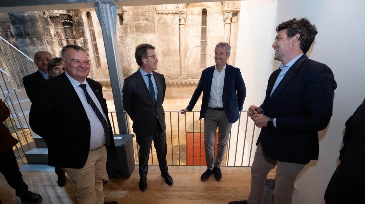 Feijóo y Rueda, sonrientes, este miércoles en O Saviñao (Lugo), en el nuevo albergue de peregrinos