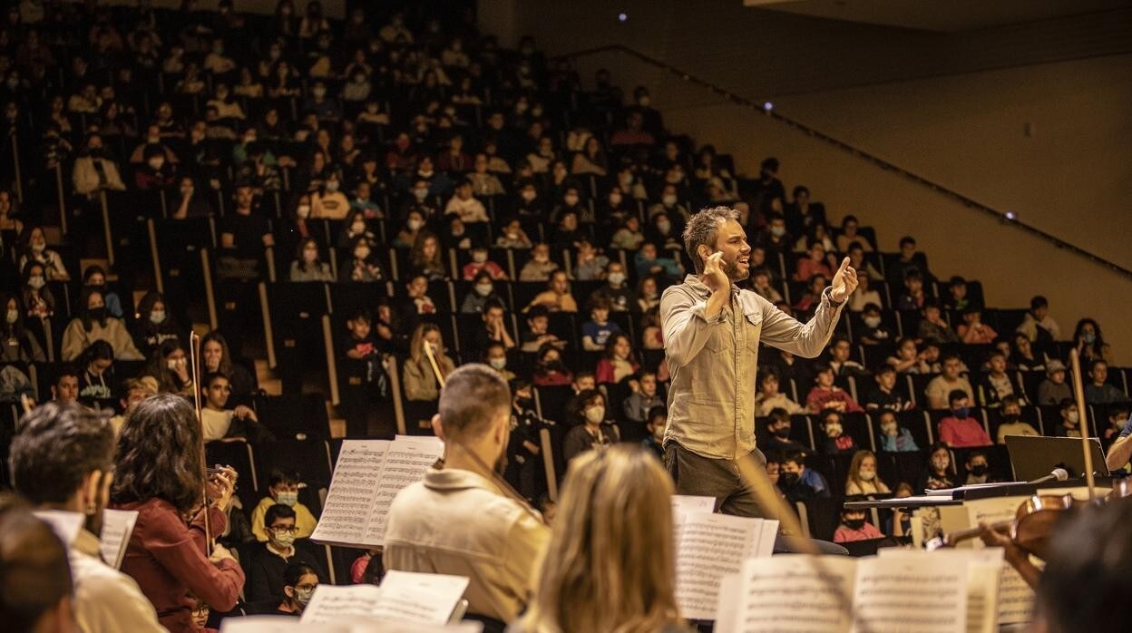 Josep Vicent dirige la orquesta ADDA Simfònica ante un millar de niños y niñas