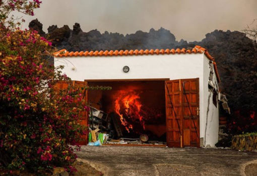 La lava se adentra una vivienda en La Palma